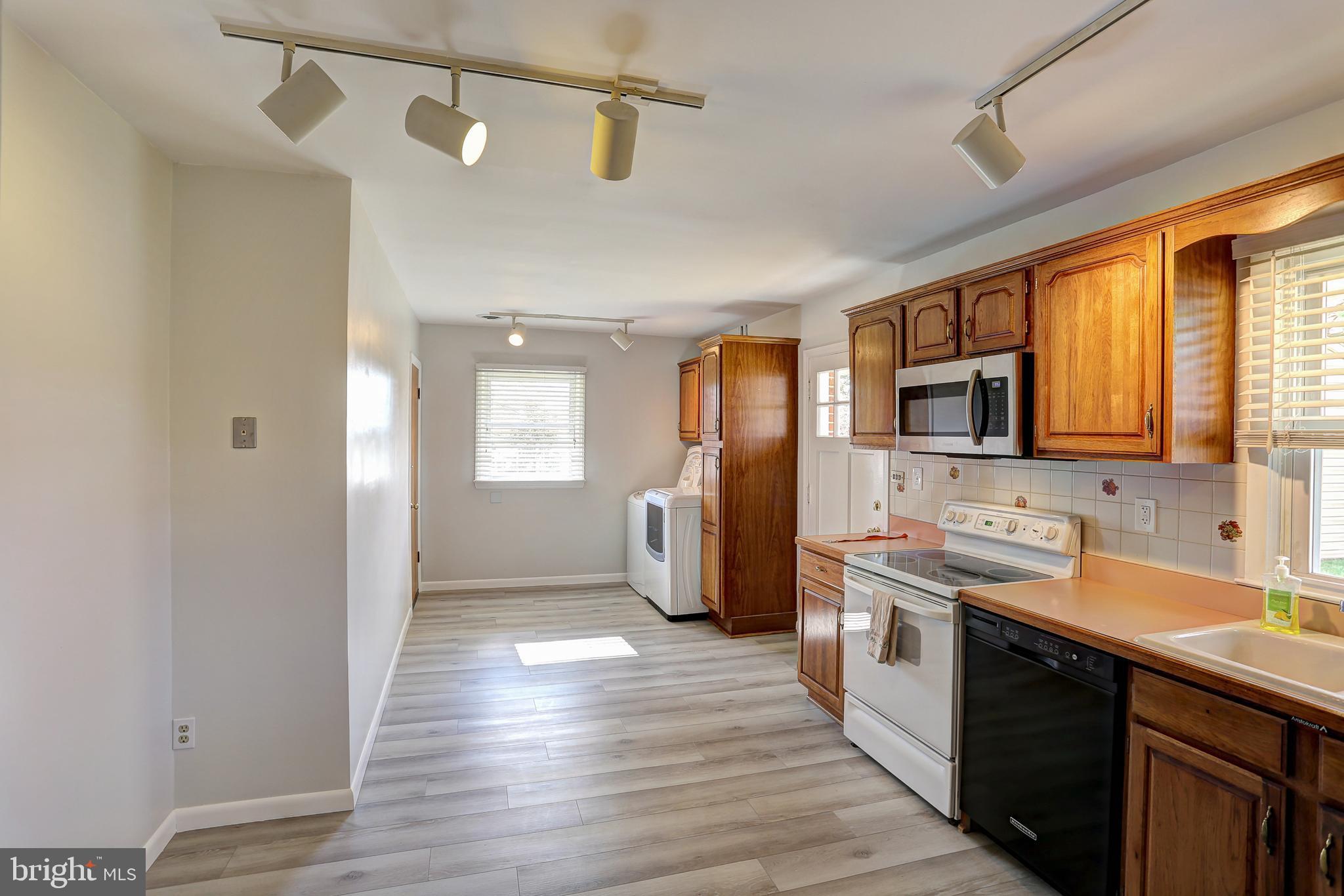 908 Rambling Drive Baltimore, MD 21228 - Photo 12 of 42 Kitchen