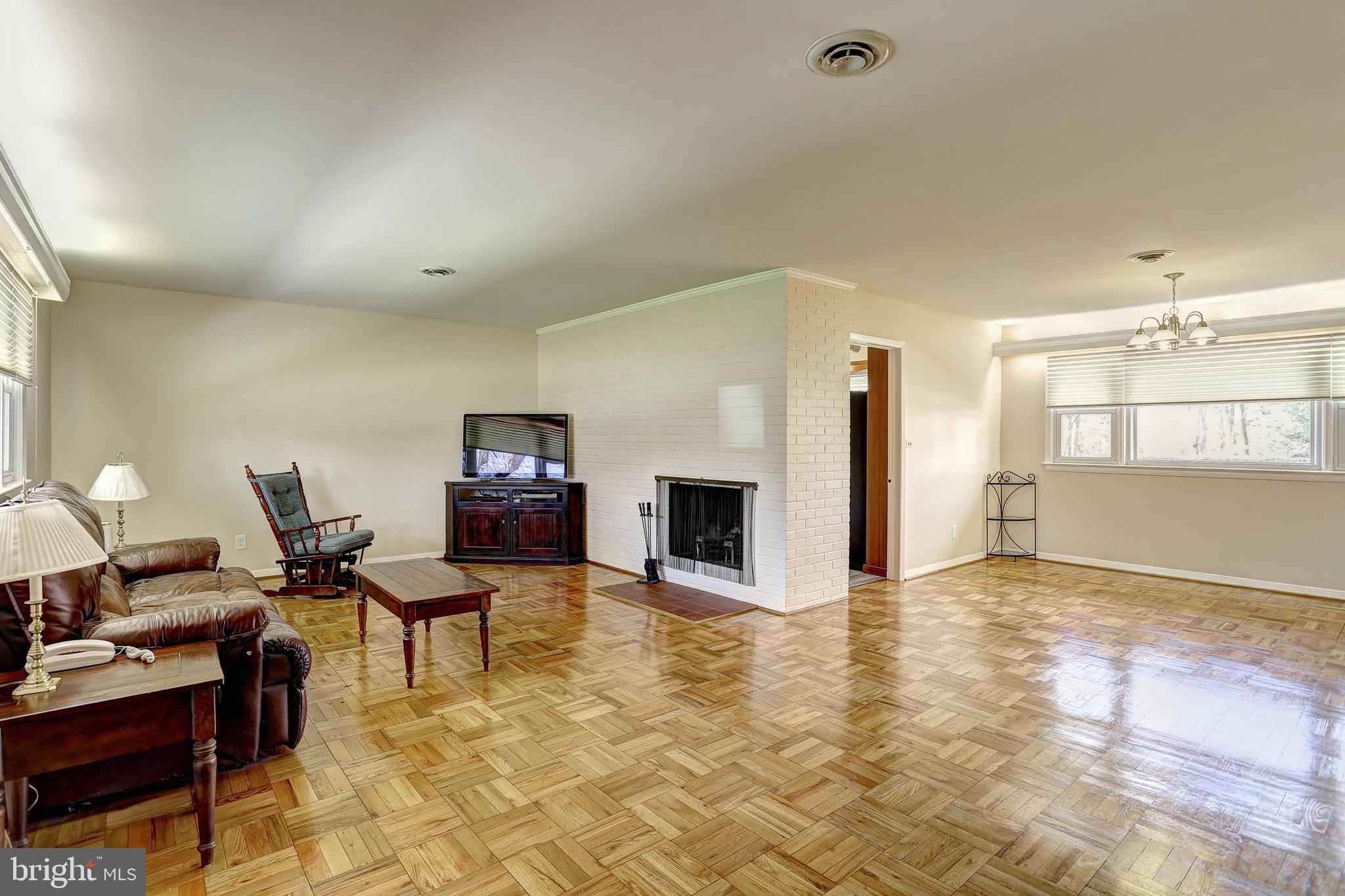 908 Rambling Drive Baltimore, MD 21228 - Photo 7 of 42 Living/Dining Room