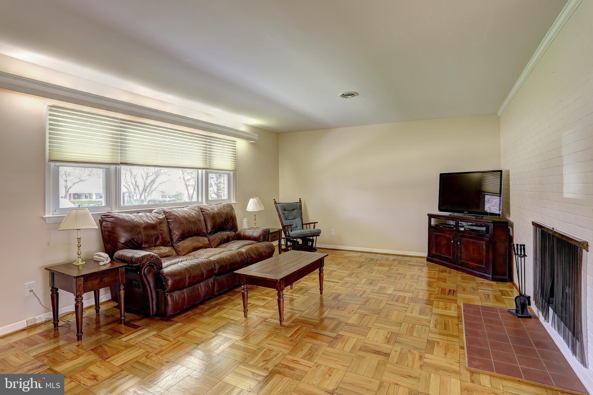 908 Rambling Drive Baltimore, MD 21228 - Photo 8 of 42 Living Room