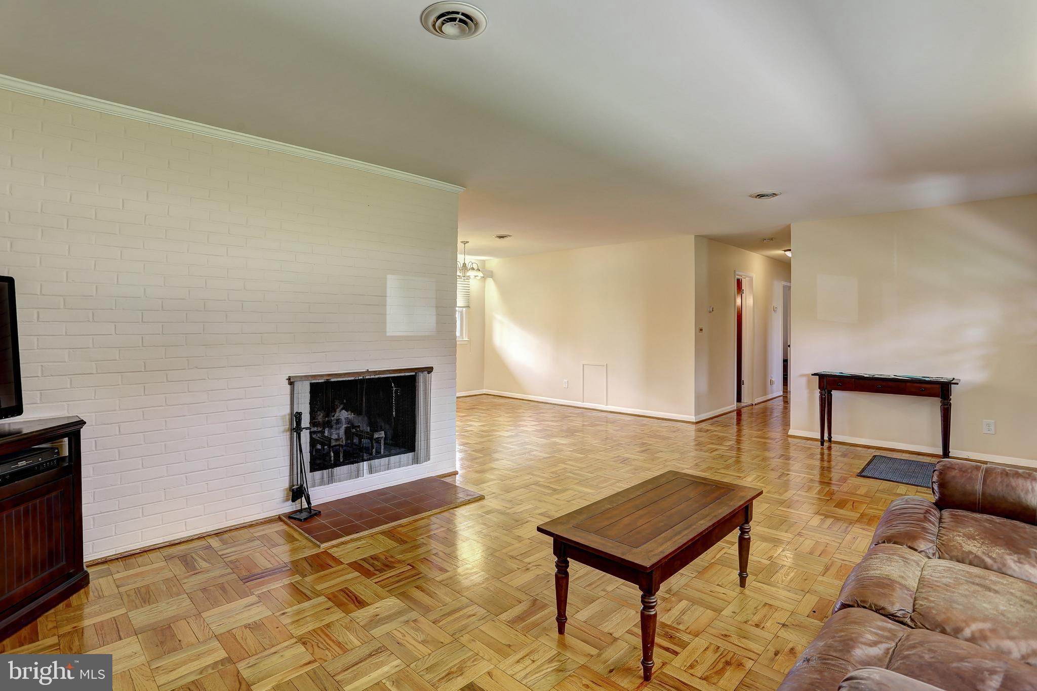 908 Rambling Drive Baltimore, MD 21228 - Photo 9 of 42 Living Room