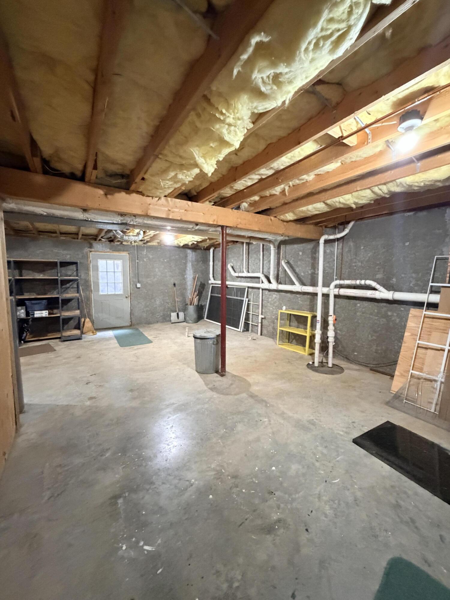 1840 Mountain View Road Vinton, VA 24179 - Photo 24 of 29 20260710_210744663_iOS