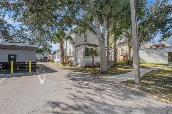a view of a house with backyard