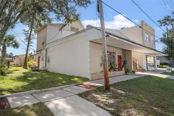 a view of a house with backyard