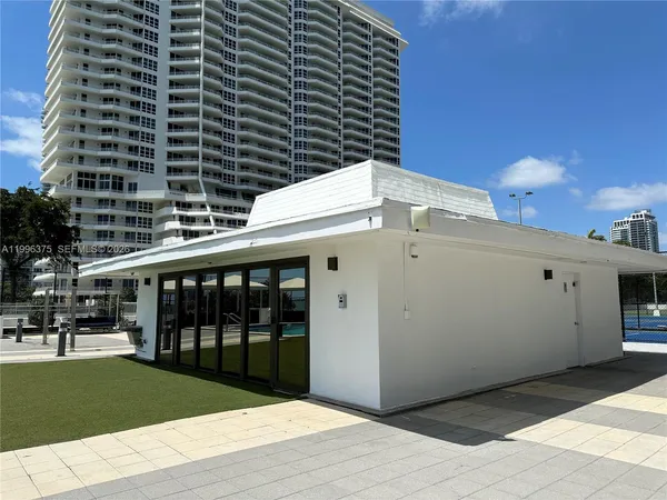 $4,000 | 600 Northeast 36th Street, Unit 1414, Miami, FL 33137