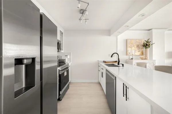 $4,000 | 600 Northeast 36th Street, Unit 1414, Miami, FL 33137