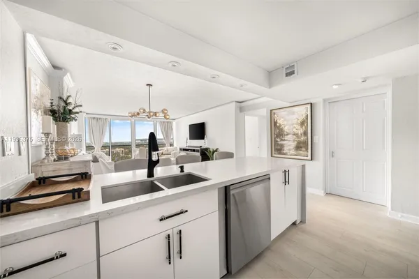 $4,000 | 600 Northeast 36th Street, Unit 1414, Miami, FL 33137