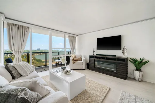 $4,000 | 600 Northeast 36th Street, Unit 1414, Miami, FL 33137