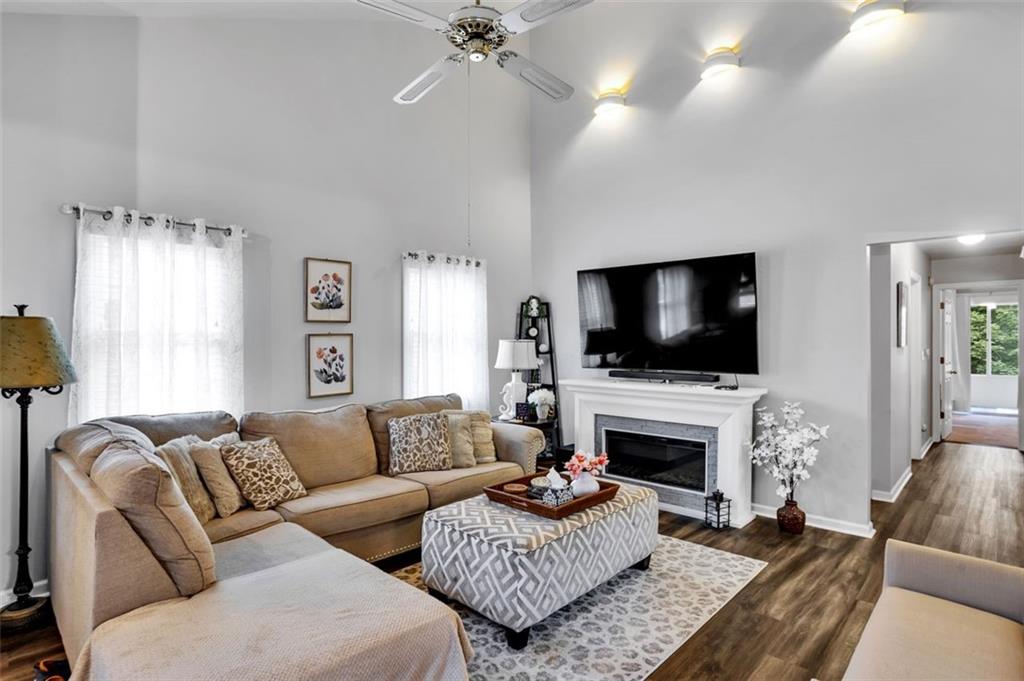21 Unity Square Greensburg, PA 15601 - Photo 3 of 27 Spacious living area with vaulted ceiling