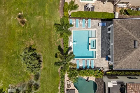 a view of entryway with outdoor area