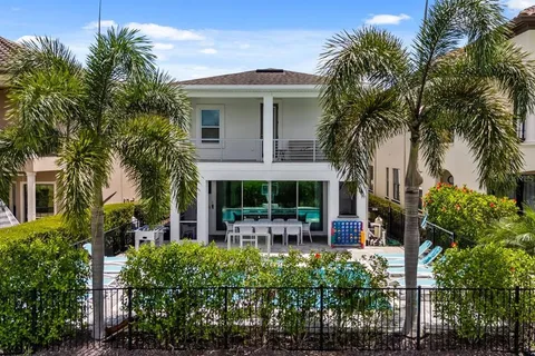 a view of outdoor space yard and porch