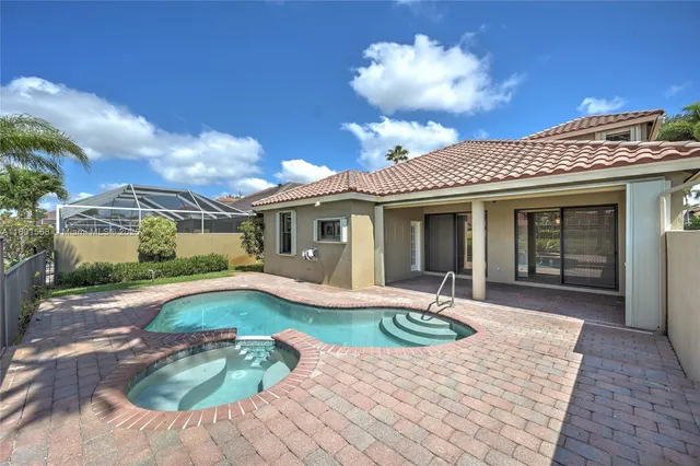 a view of a house with backyard