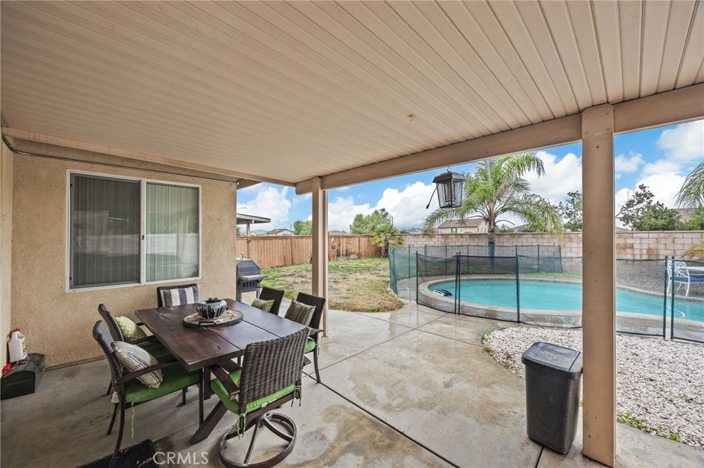 150 Saddleback Way Perris, CA 92570 - Photo 33 of 46 a patio with yard glass top table and chairs