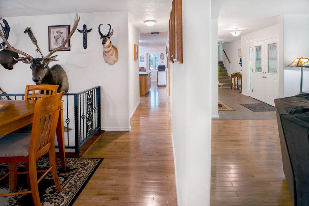 3033 Granite Hill Road Grants Pass, OR 97526 - Photo 11 of 31 Hallway