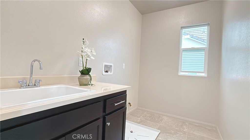 7833 Wild Rye Street Chino, CA 91708 - Photo 32 of 44 a bathroom with a sink and a mirror