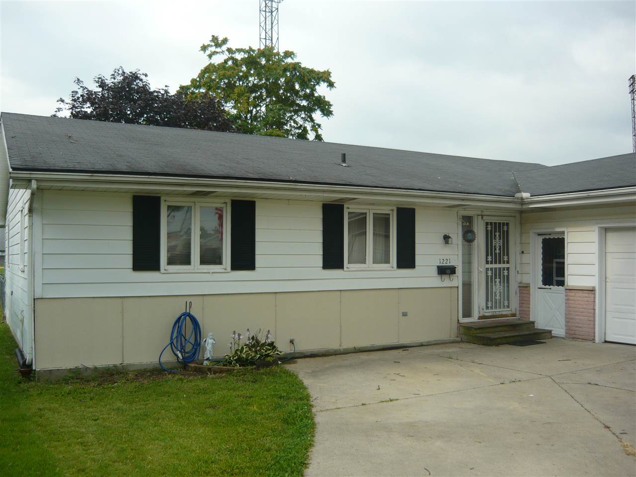 1221 Madison Street Decatur, IN 46733 - Photo 2 of 22