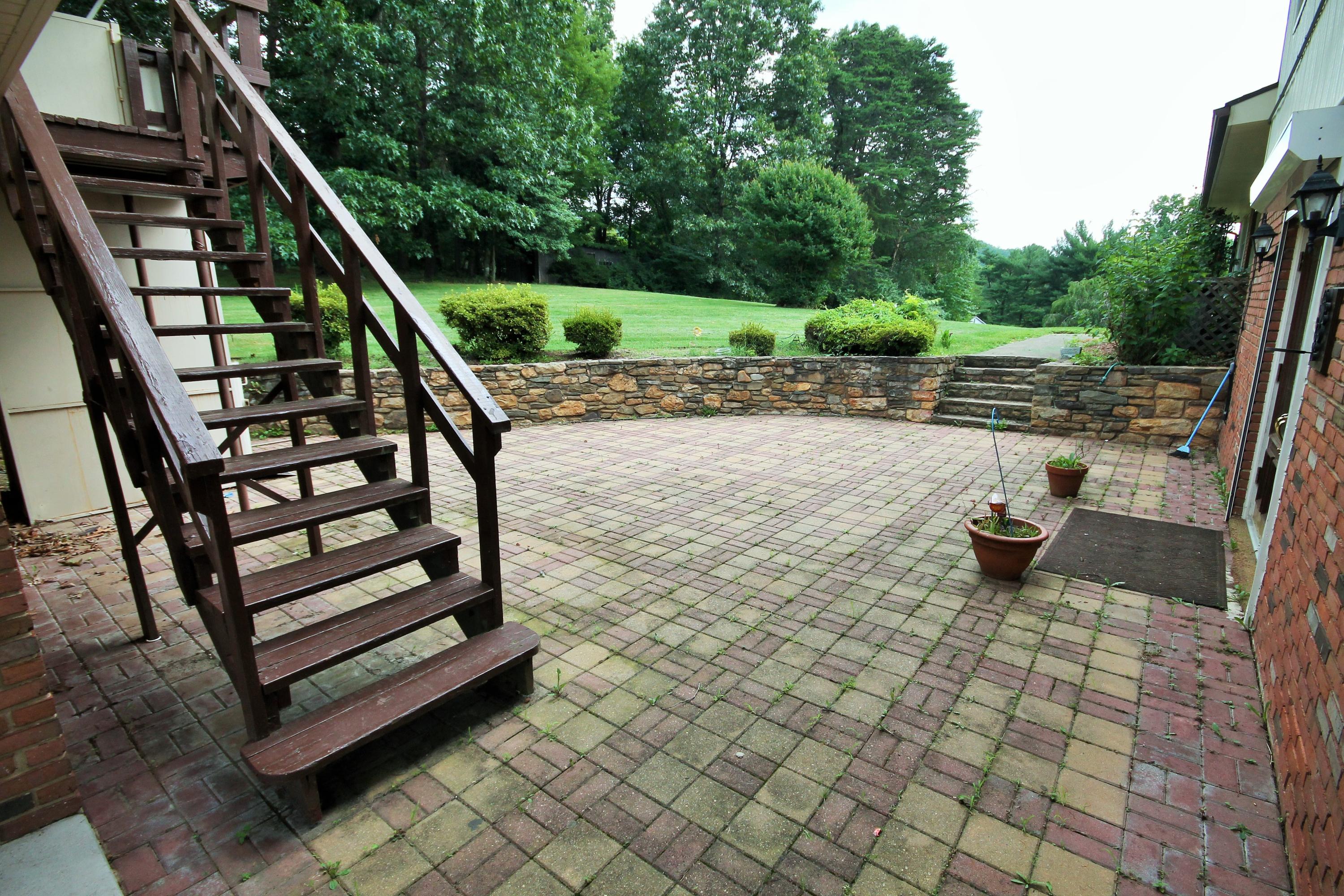 7002 Dallas Road Roanoke, VA 24019 - Photo 14 of 17 LARGE REAR PATIO