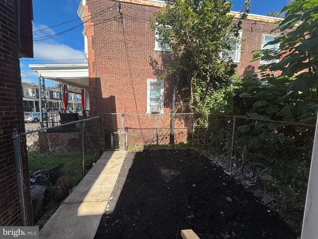 a view of a house with backyard and garden