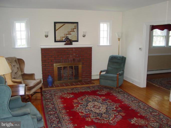 5815 Clearspring Road Baltimore, MD 21212 - Photo 2 of 18 Living Room
