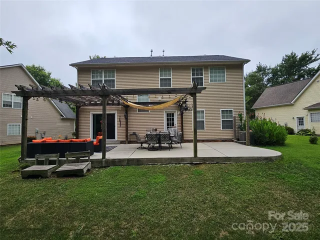 a view of a house with backyard and porch