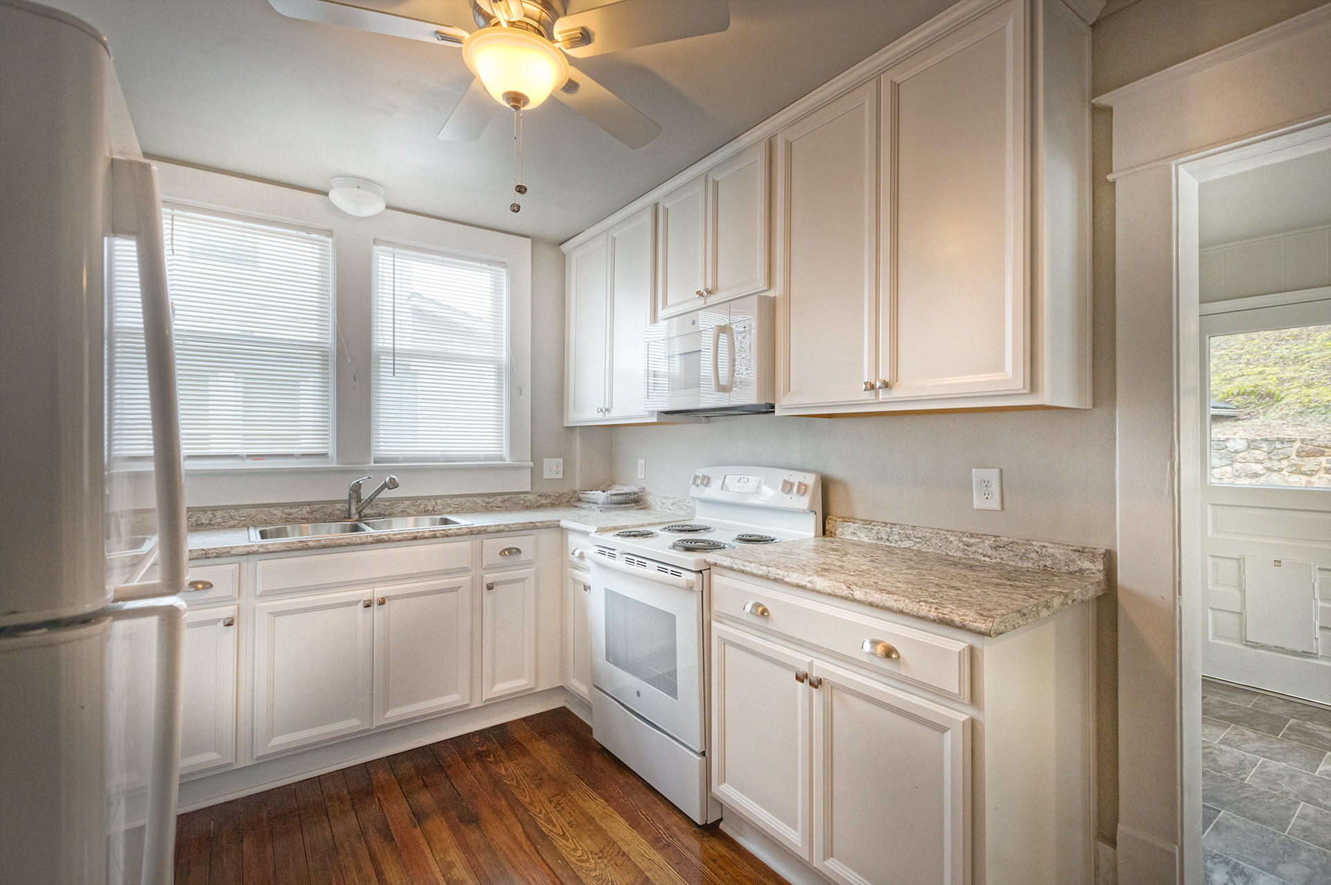 2428 Grandin Road Southwest Roanoke, VA 24015 - Photo 8 of 22 08