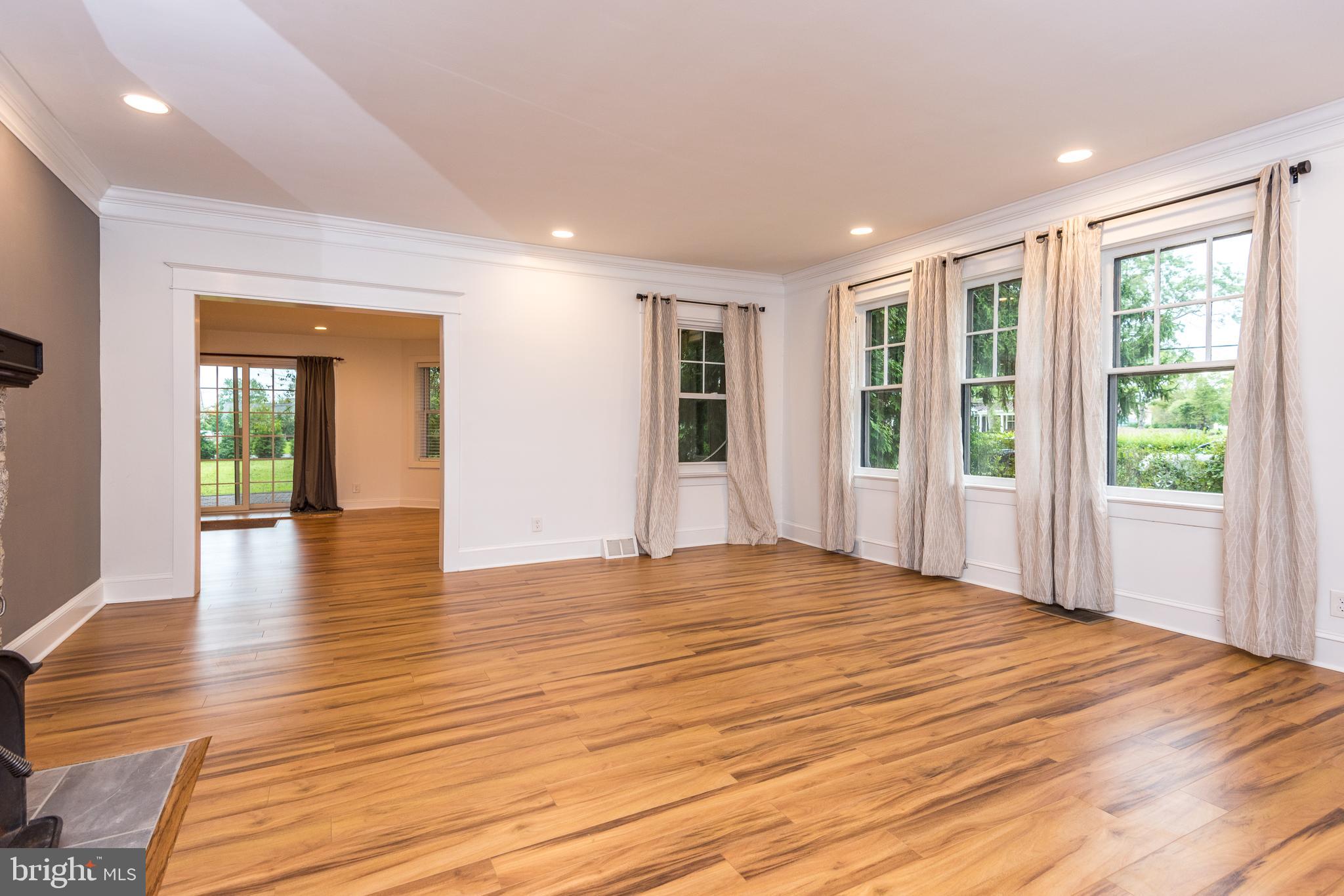 992 Almshouse Road Jamison, PA 18929 - Photo 7 of 37 Living Rm