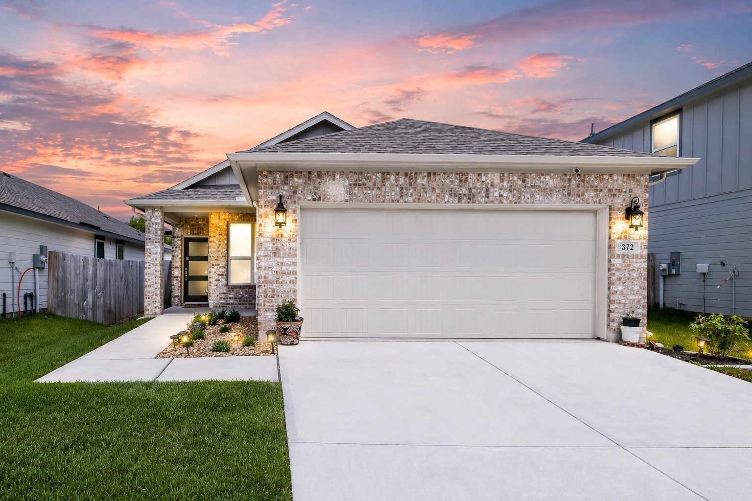 372 Sunrise Rnch Drive Montgomery, TX 77316 - Photo 2 of 32 Featuring 3 bedrooms, 2 full baths, an open concept layout, with modern and sleep finishes, it's the perfect charmer!