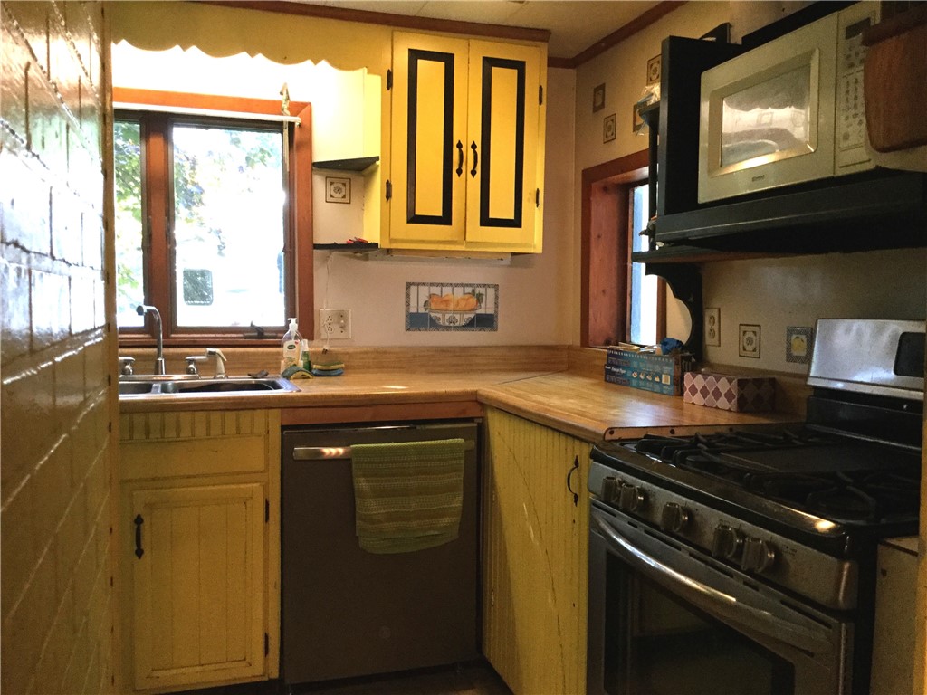 15407 East Lee Road Barre, NY 14470 - Photo 11 of 39 Kitchen-Appliances Stay