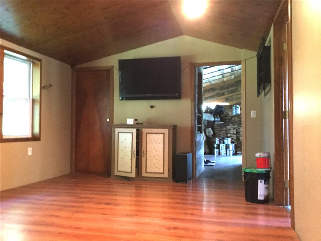 15407 East Lee Road Barre, NY 14470 - Photo 17 of 39 Living Room
