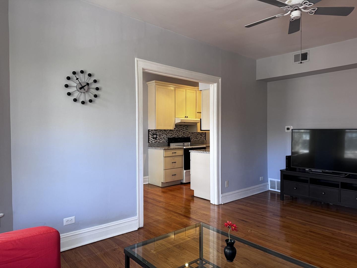 6249 North Sheridan Road, Unit 5 Chicago, IL 60660 - Photo 14 of 32 a living room with furniture and a flat screen tv