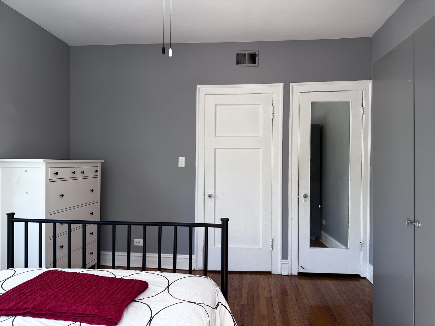 6249 North Sheridan Road, Unit 5 Chicago, IL 60660 - Photo 18 of 32 a view of bedroom with furniture and wooden floor