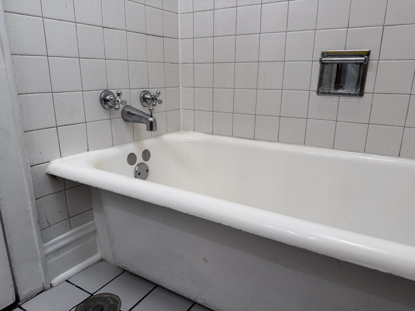 6249 North Sheridan Road, Unit 5 Chicago, IL 60660 - Photo 20 of 32 a bathroom with a bathtub