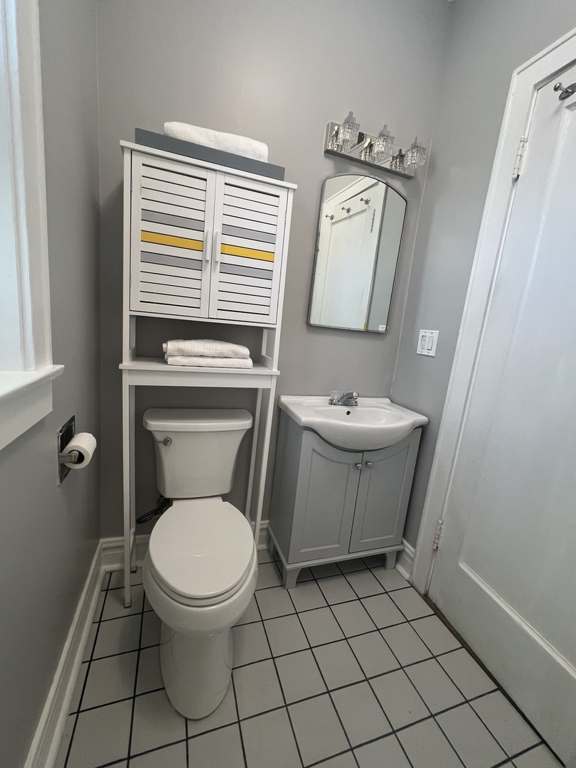 6249 North Sheridan Road, Unit 5 Chicago, IL 60660 - Photo 21 of 32 a bathroom with a toilet a sink and mirror