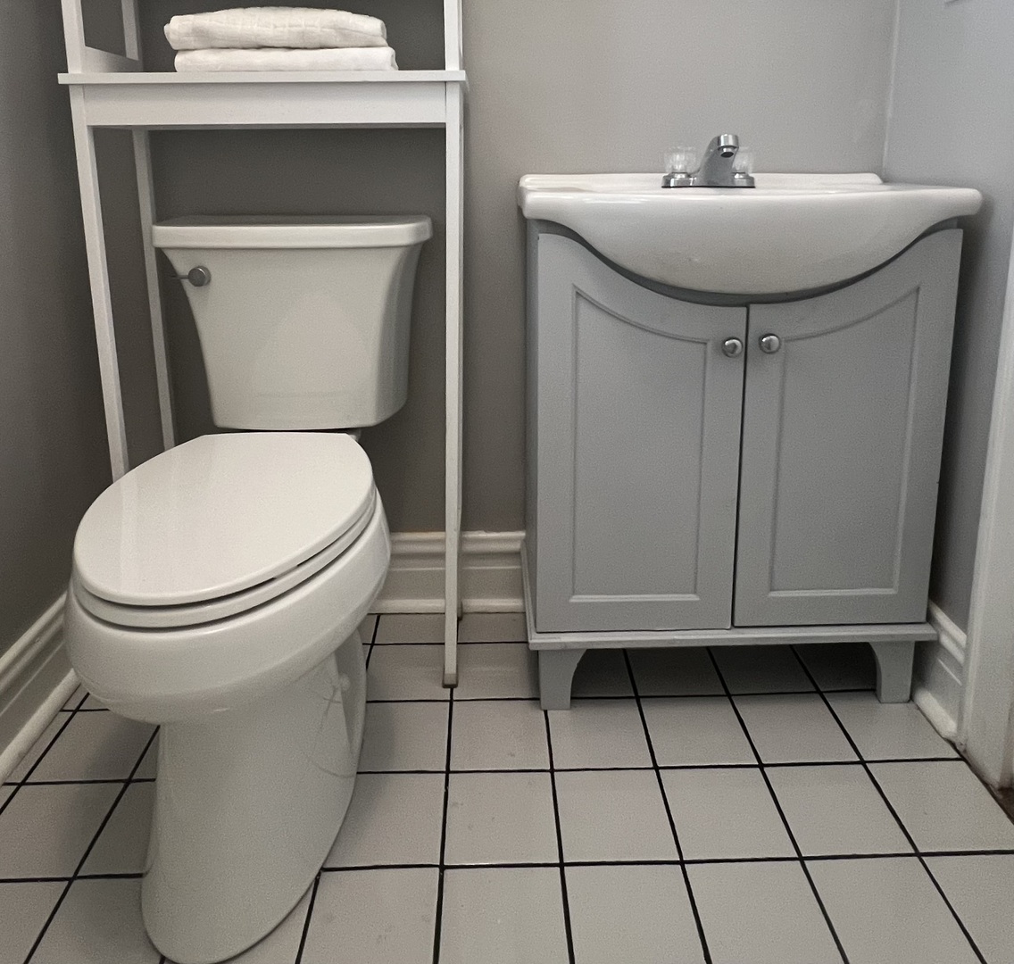 6249 North Sheridan Road, Unit 5 Chicago, IL 60660 - Photo 22 of 32 a bathroom with a toilet and a sink