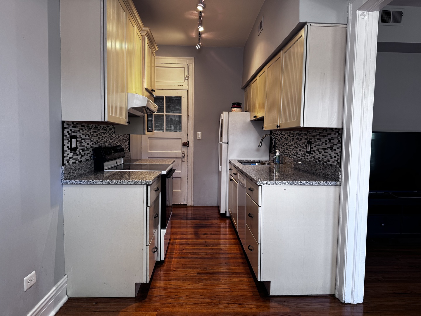 6249 North Sheridan Road, Unit 5 Chicago, IL 60660 - Photo 6 of 32 a kitchen with a refrigerator and a stove