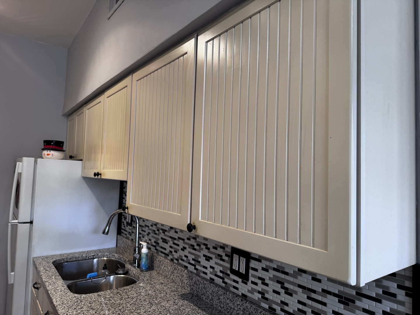 6249 North Sheridan Road, Unit 5 Chicago, IL 60660 - Photo 7 of 32 a bathroom with a sink and a window