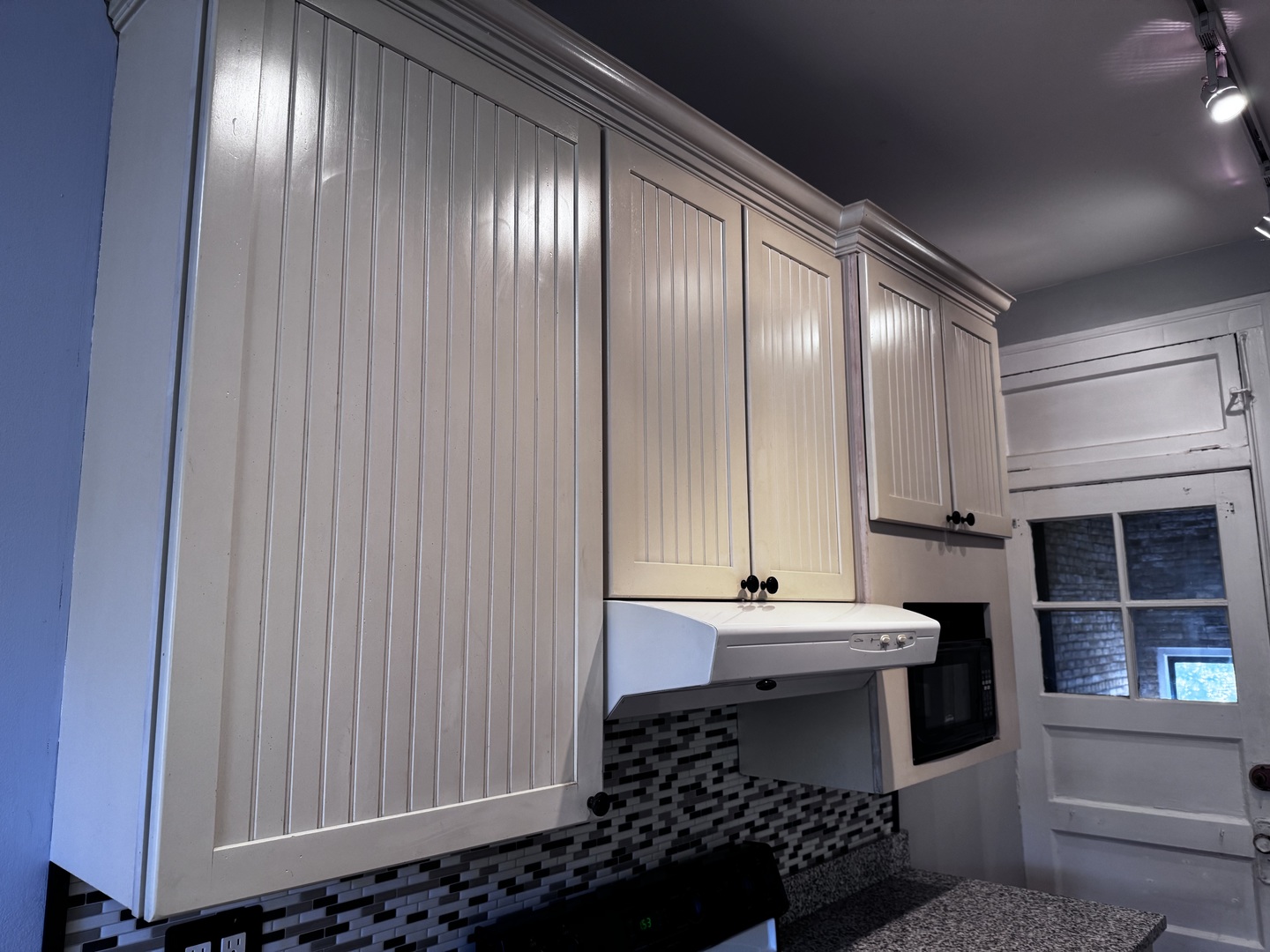 6249 North Sheridan Road, Unit 5 Chicago, IL 60660 - Photo 9 of 32 a bathroom with a sink and a mirror