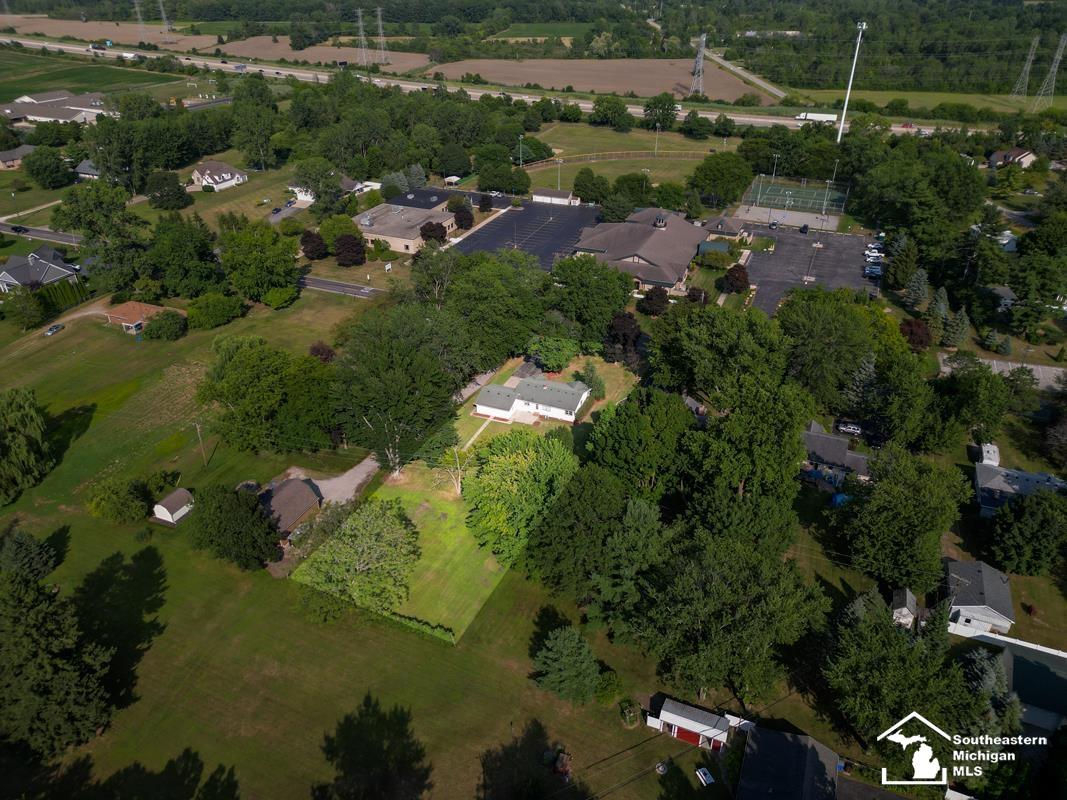 2735 Vivian Road Monroe, MI 48162 - Photo 4 of 22 50150232-9076c766-fb96-4d44-86eb-a46ff433d725.JPG