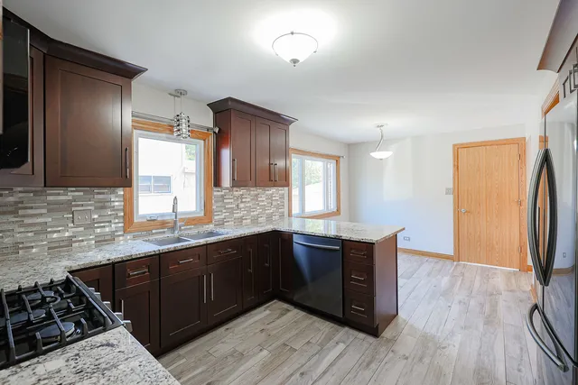 $660,000 | 7549 Banks Street, Justice, IL 60458