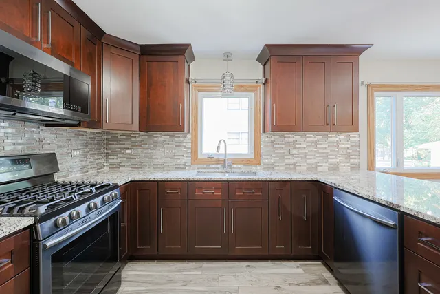 $660,000 | 7549 Banks Street, Justice, IL 60458