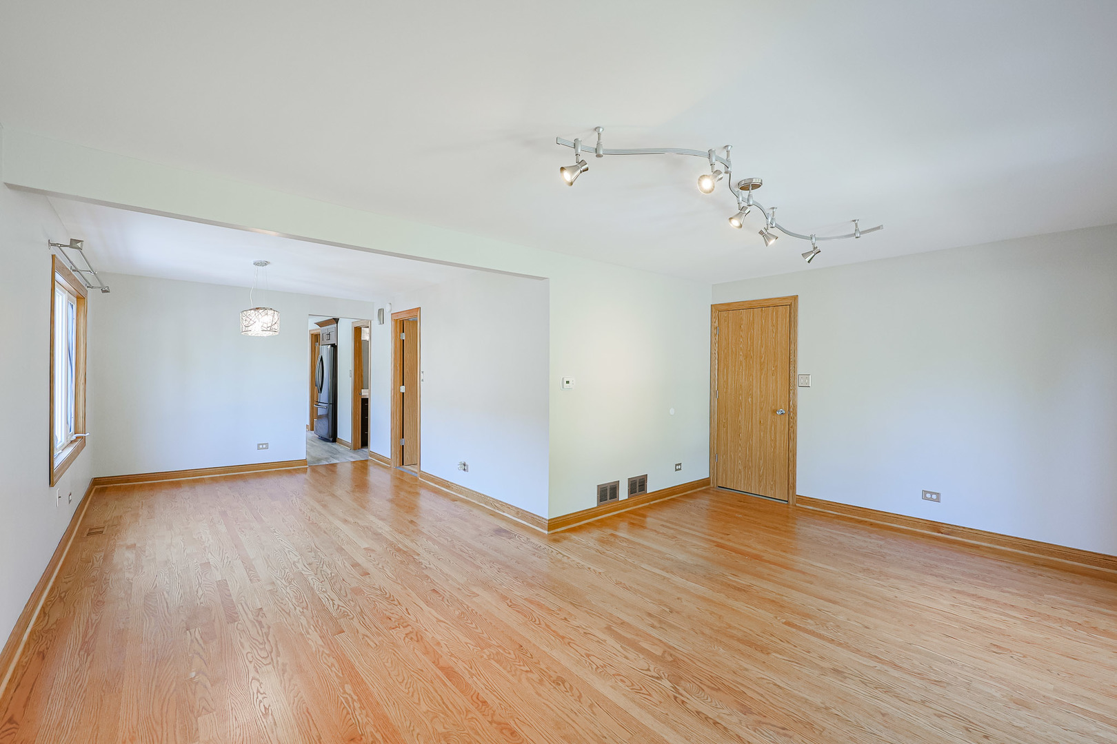 7549 Banks Street Justice, IL 60458 - Photo 6 of 82