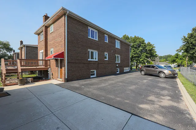 $660,000 | 7549 Banks Street, Justice, IL 60458