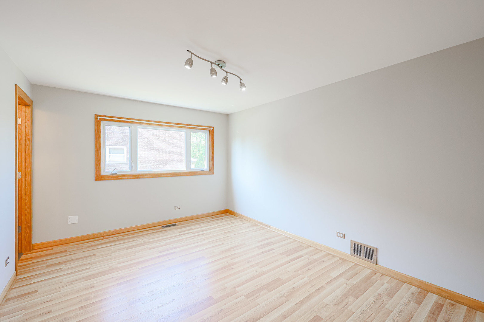 7549 Banks Street Justice, IL 60458 - Photo 10 of 82