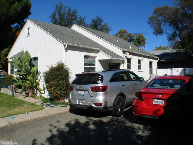 a car parked in front of a white house
