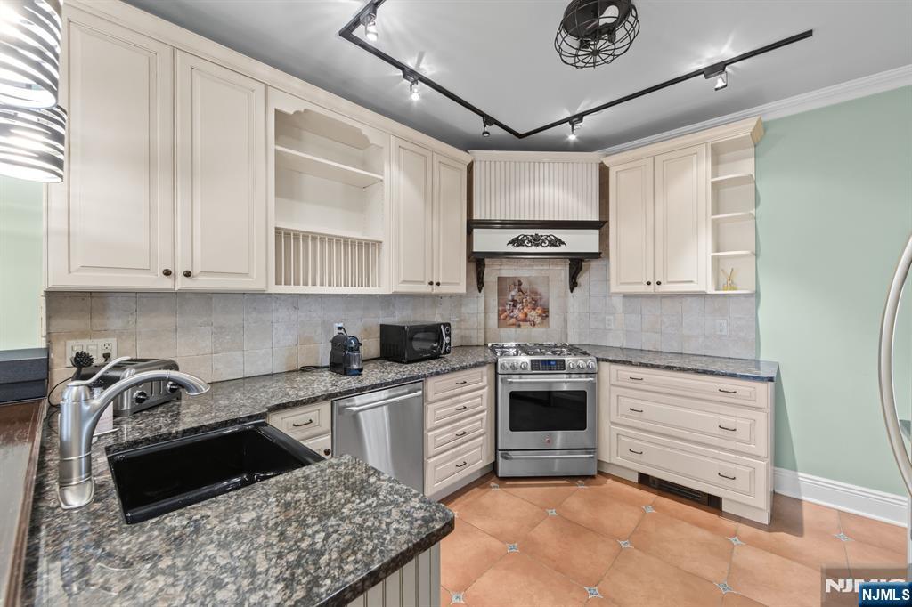 308 Demarest Avenue Closter, NJ 07624 - Photo 8 of 39