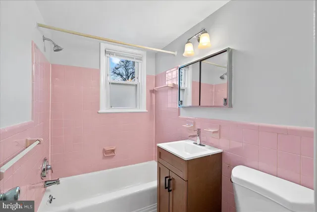 $2,000 | 945 North Barton Street, Unit 204, Arlington, VA 22201