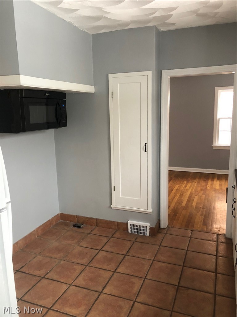 3654 Grosvenor Road Cleveland, OH 44118 - Photo 10 of 21