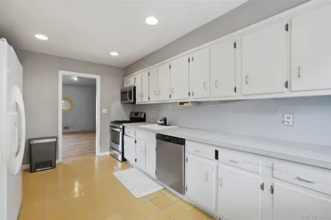 $899,999 | 41 Shepherds Drive, Scarsdale, NY 10583