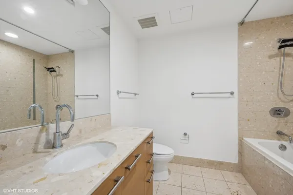 $4,100 | 340 East Randolph Street, Unit 500, Chicago, IL 60601