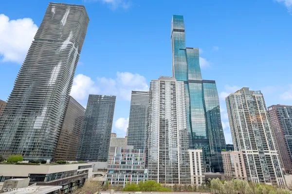 $4,100 | 340 East Randolph Street, Unit 500, Chicago, IL 60601