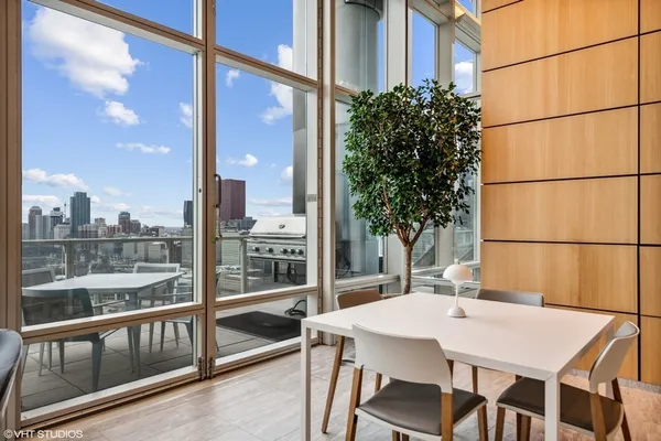 $4,100 | 340 East Randolph Street, Unit 500, Chicago, IL 60601